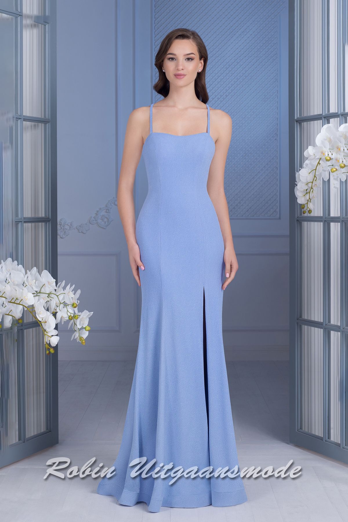 Sprankelende galajurk met split, een lage rug met banden en lange rok met kleine split