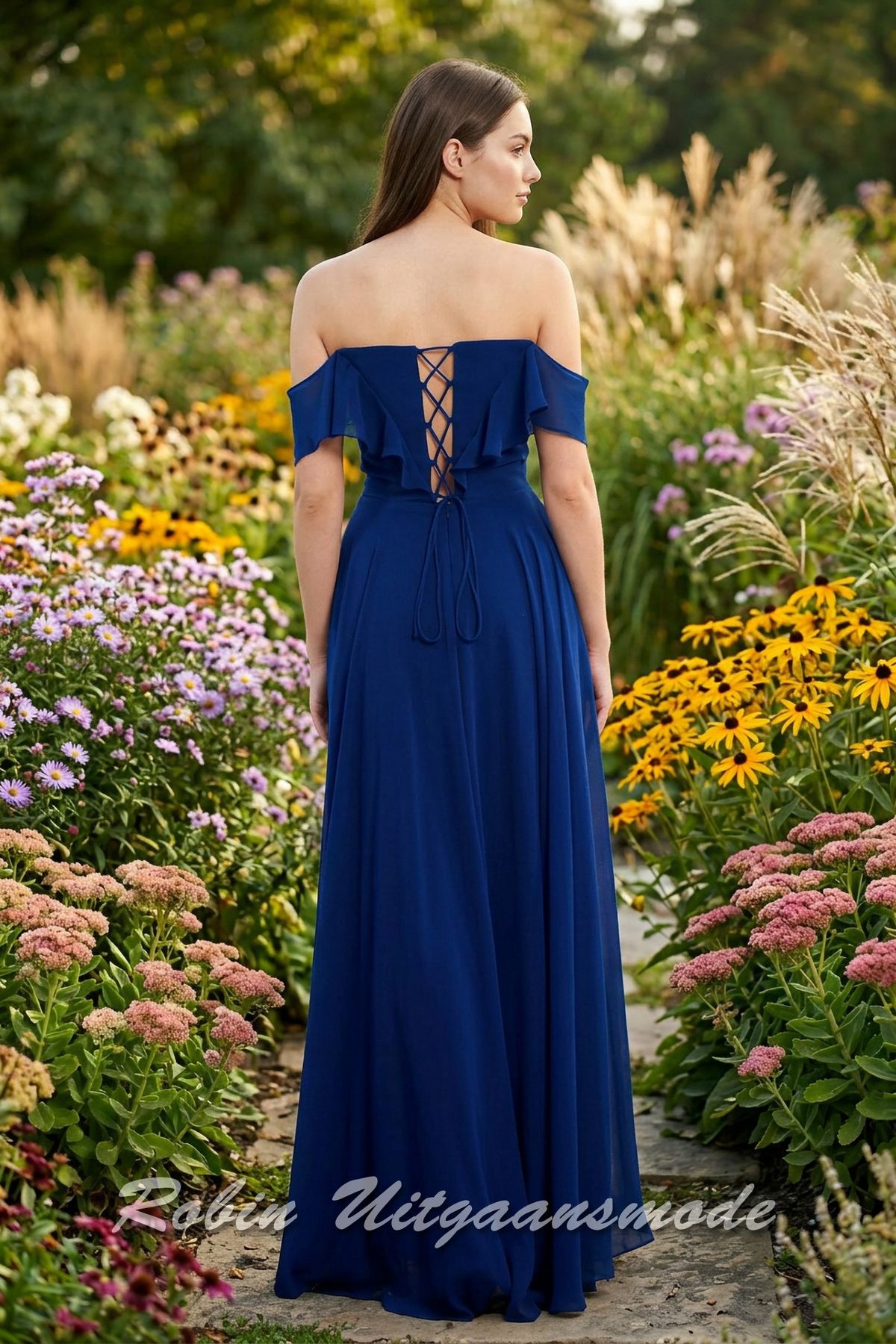 Achterkant van de Navyblauwe kort voor- achter lange galajurk met off-shoulders strapless top en vetersluiting op de rug