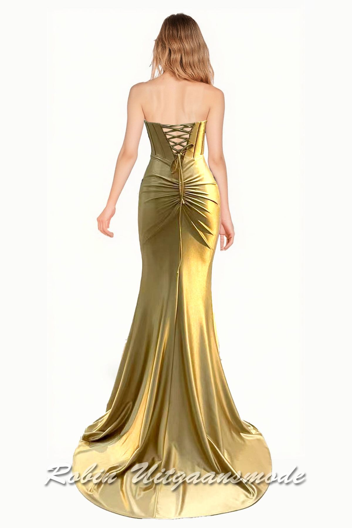 Achterkant van de gouden Strapless avondjurk met criss-cross bustelijn en een split