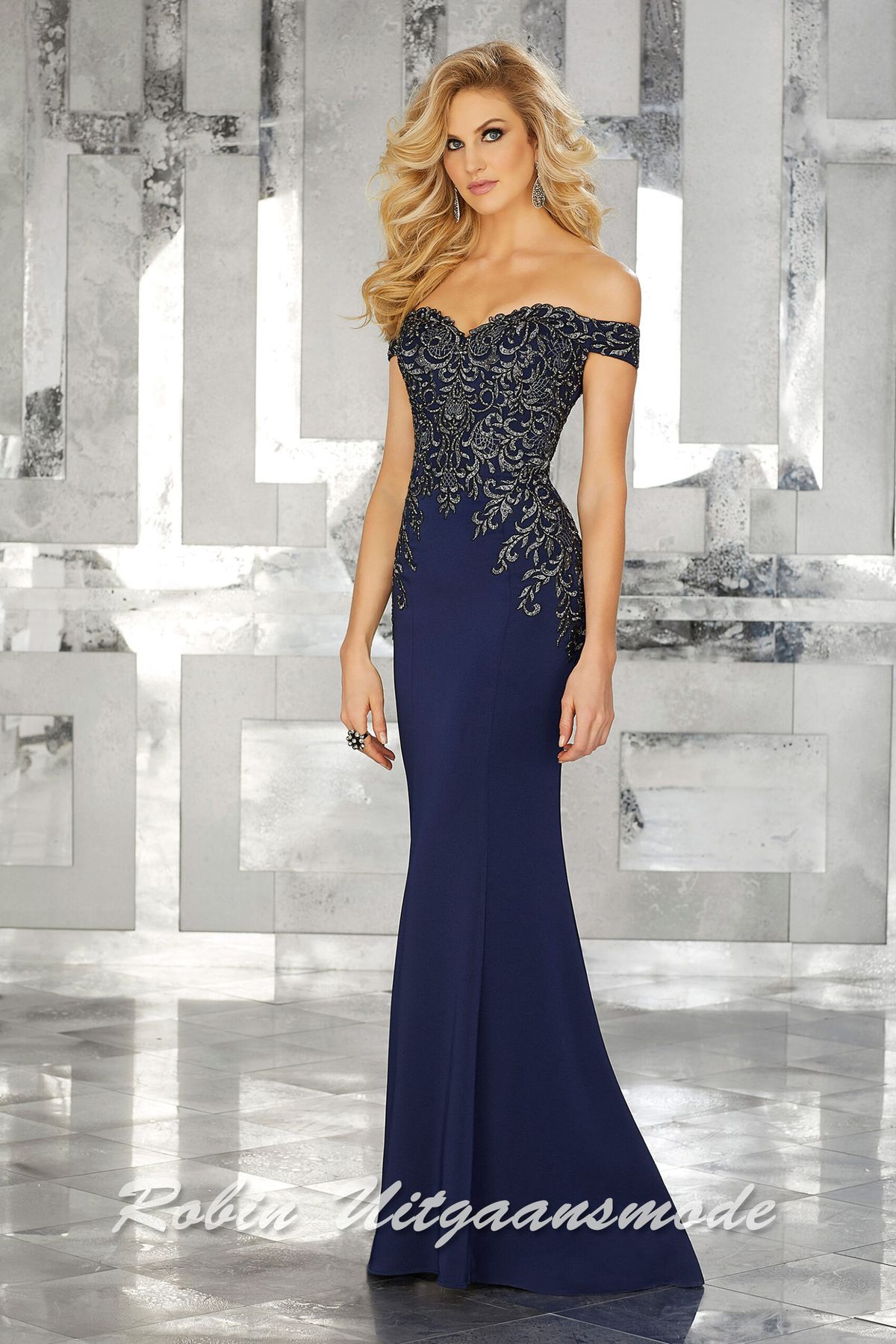Off-shoulder navy blauwe avondjurk met barokstijl borduursel over het lijfje, in een nauwsluitend model met klein sleepje