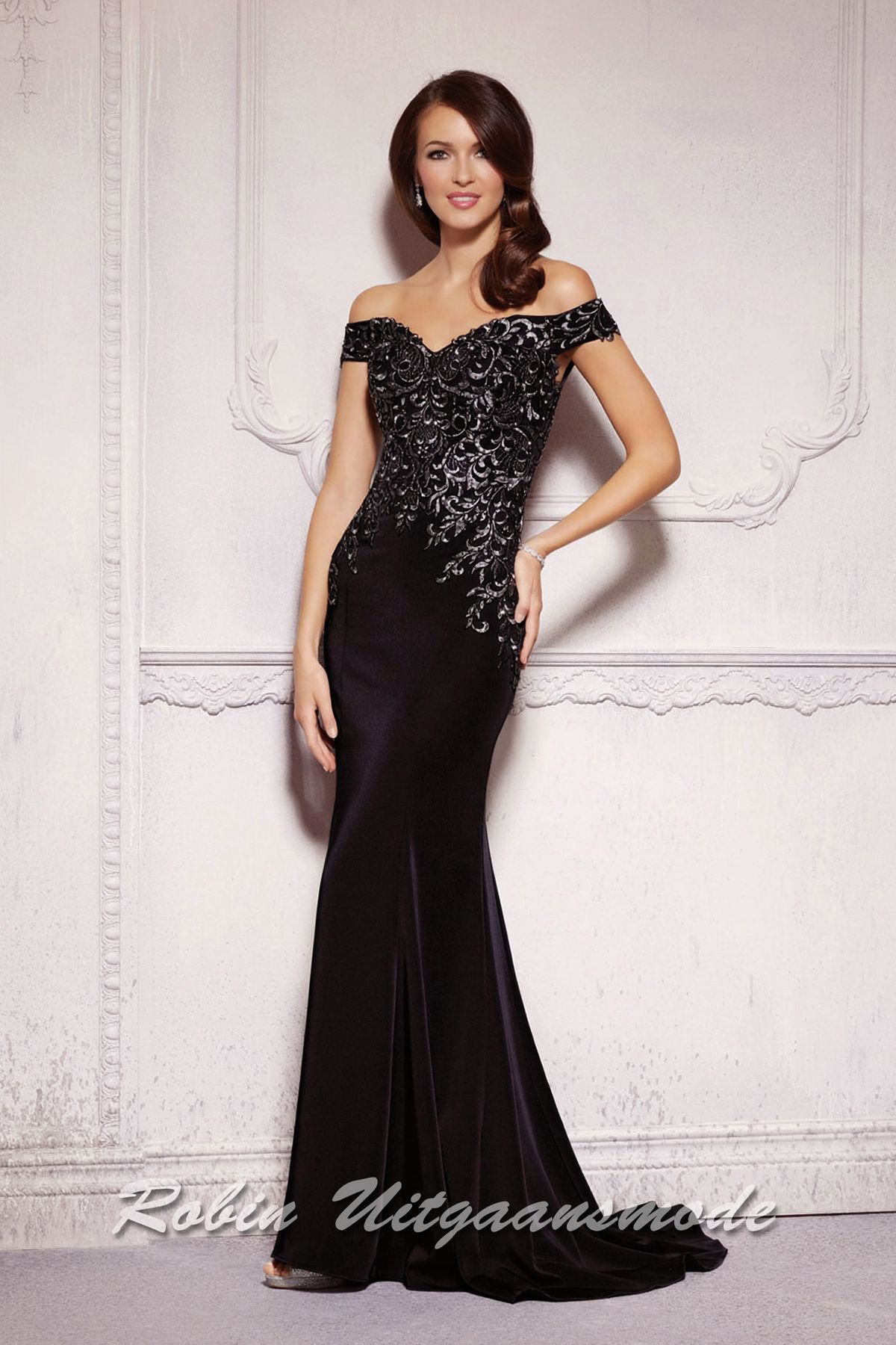 Off-shoulder zwarte avondjurk met barokstijl borduursel over het lijfje, in een nauwsluitend model met klein sleepje