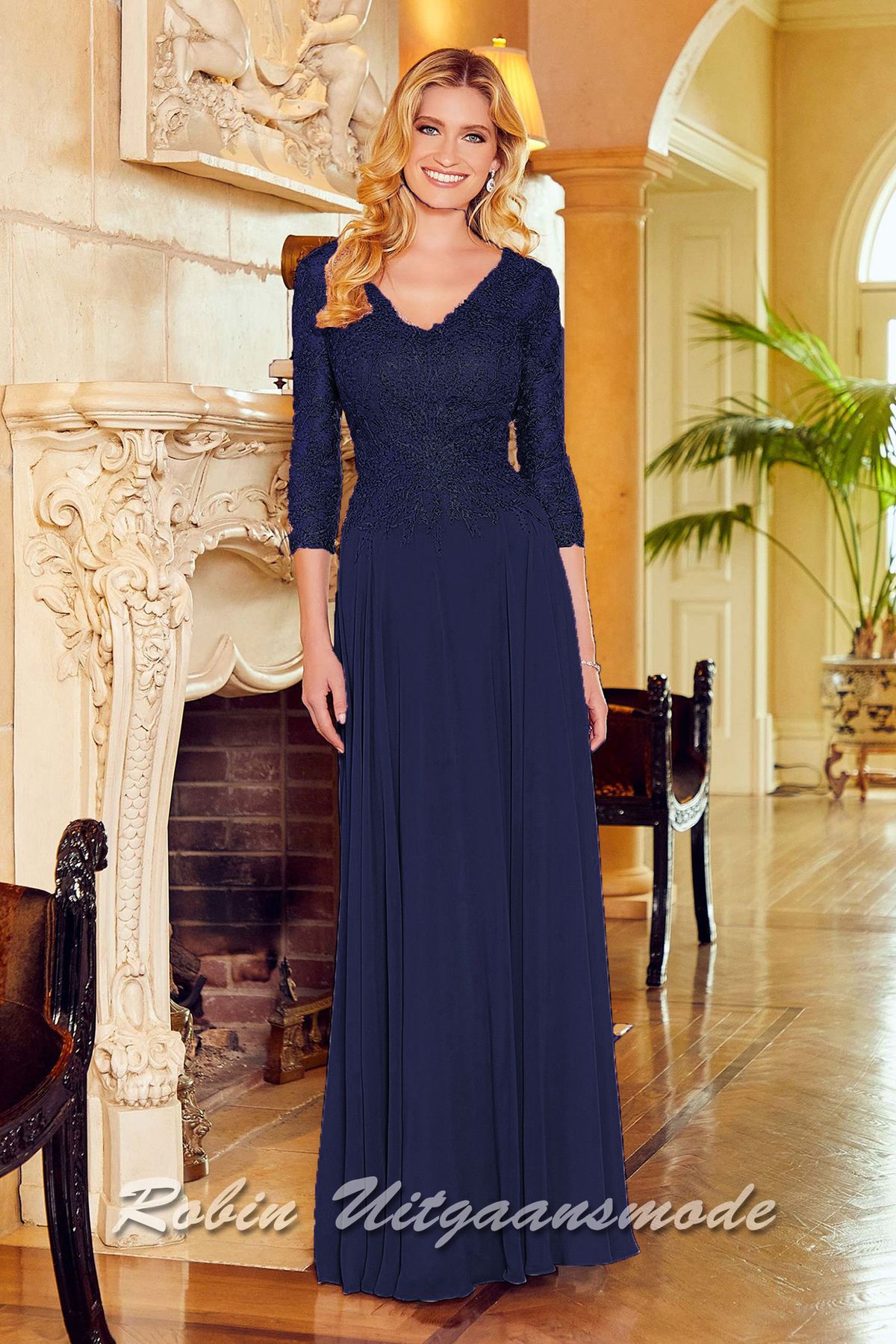 Navyblauwe avondjurk met driekwart mouwen en lijfje van kant, versierd met prachtige kralenapplicaties en lange chiffon rok
