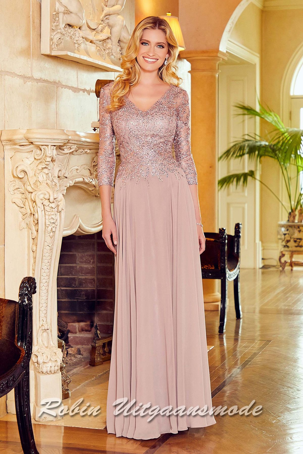 Dusty roze Avondjurk met driekwart mouwen en lijfje van kant, versierd met prachtige kralenapplicaties en lange chiffon rok