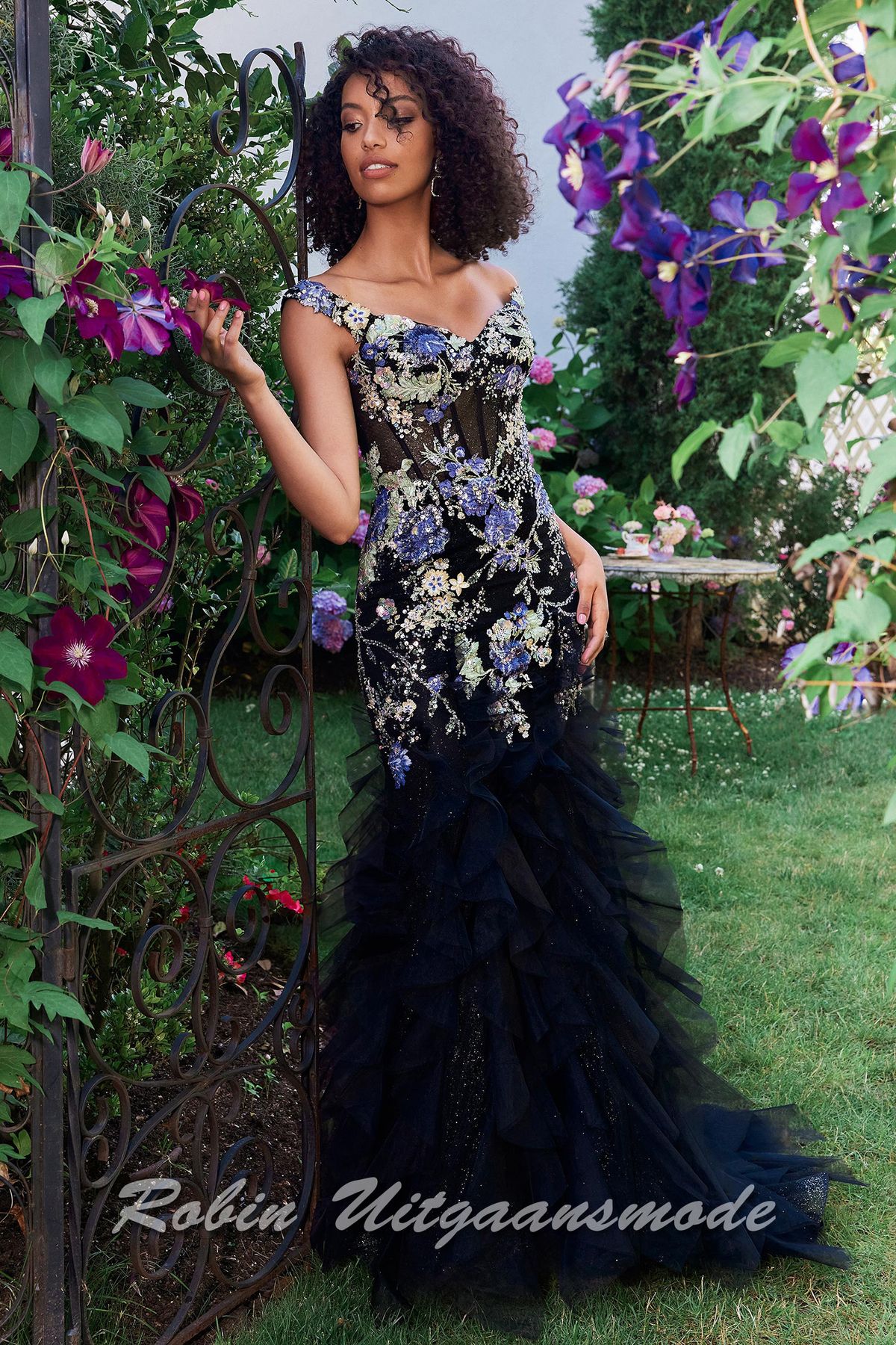 Zijaanzicht van de zwart multi Bloemen avondjurk met gerimpelde zeemeermin rok en off-shoulder