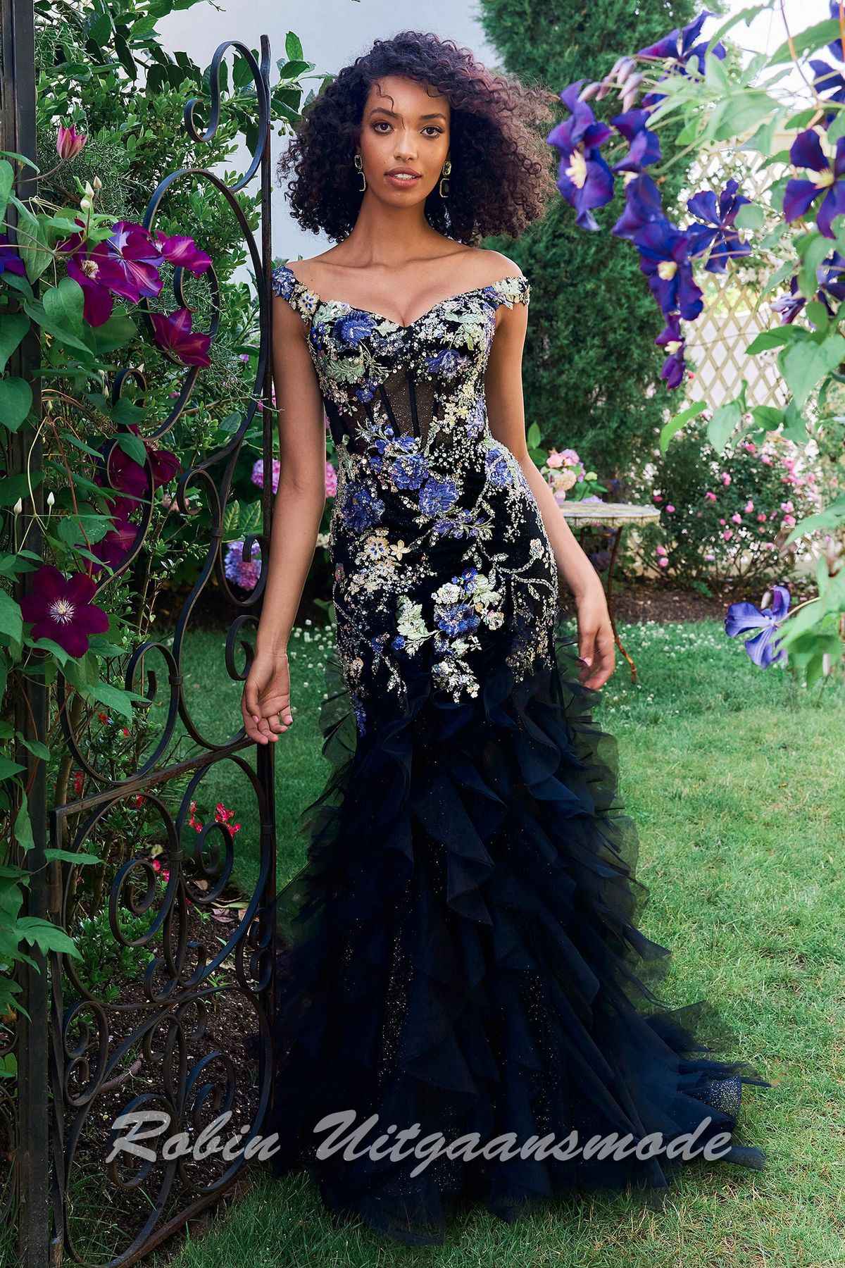 Zwart-multi Bloemen avondjurk met gerimpelde zeemeermin rok en een off-shoulder halslijn