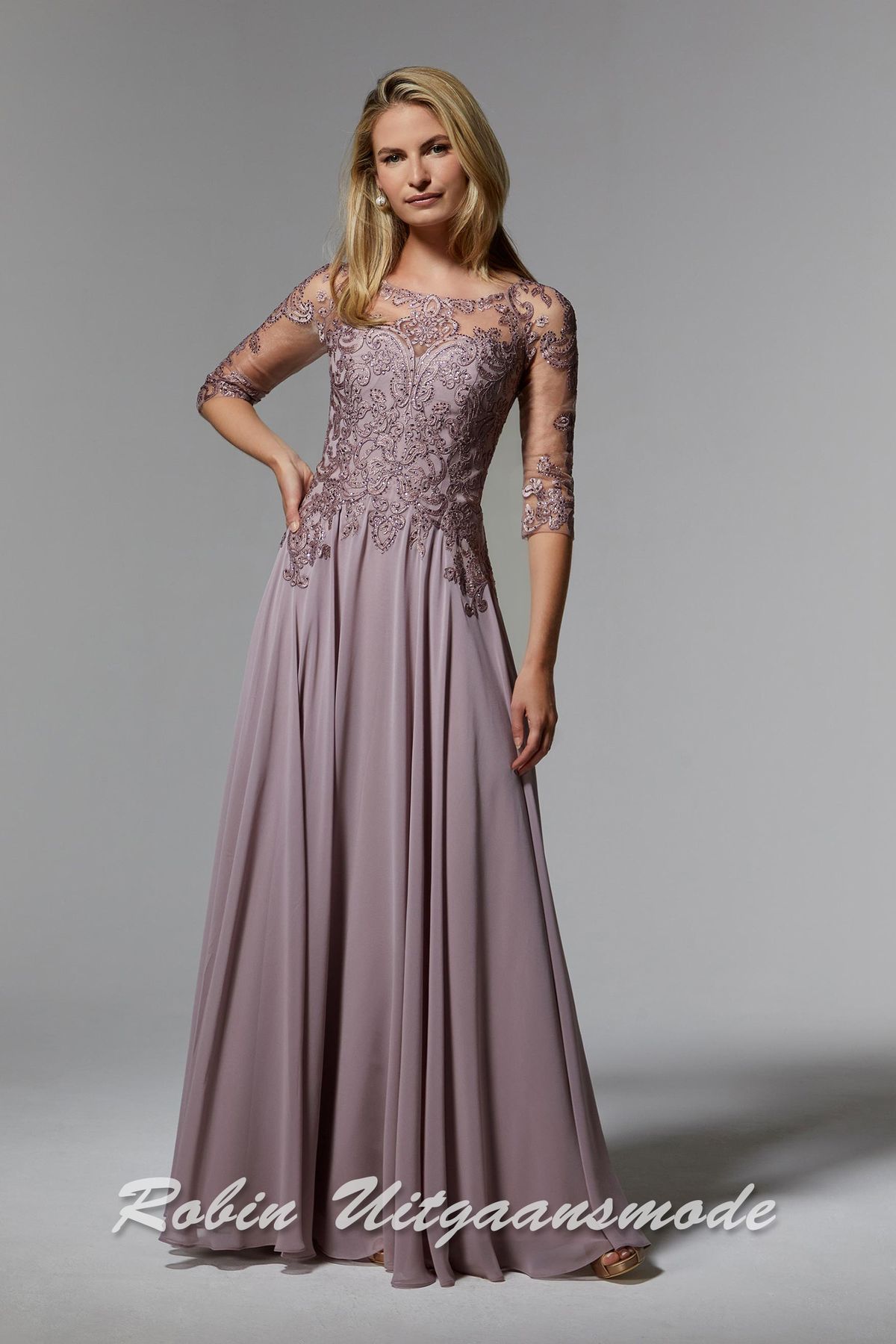 Dusty rose avondjurk met driekwart lange mouwen, boothals, een geborduurd lijfje met kristallen en een chiffon rok