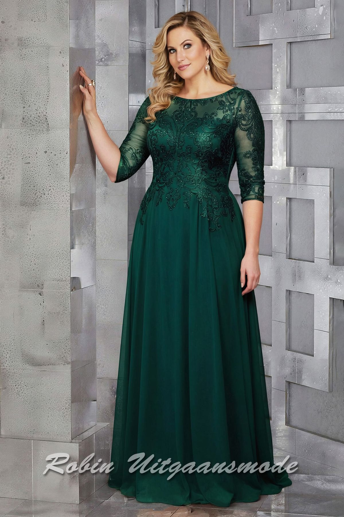 Grote maat Smaragdgroene avondjurk met driekwart lange mouwen, boothals, een geborduurd lijfje met kristallen en een chiffon rok