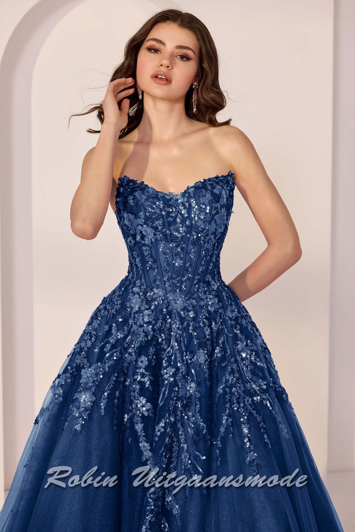 Close-up van de Navy blauwe Strapless baljurk met heartshape lijfje, een tule A-lijn rok, beide rijkelijk versierd met pailletten en steentjes