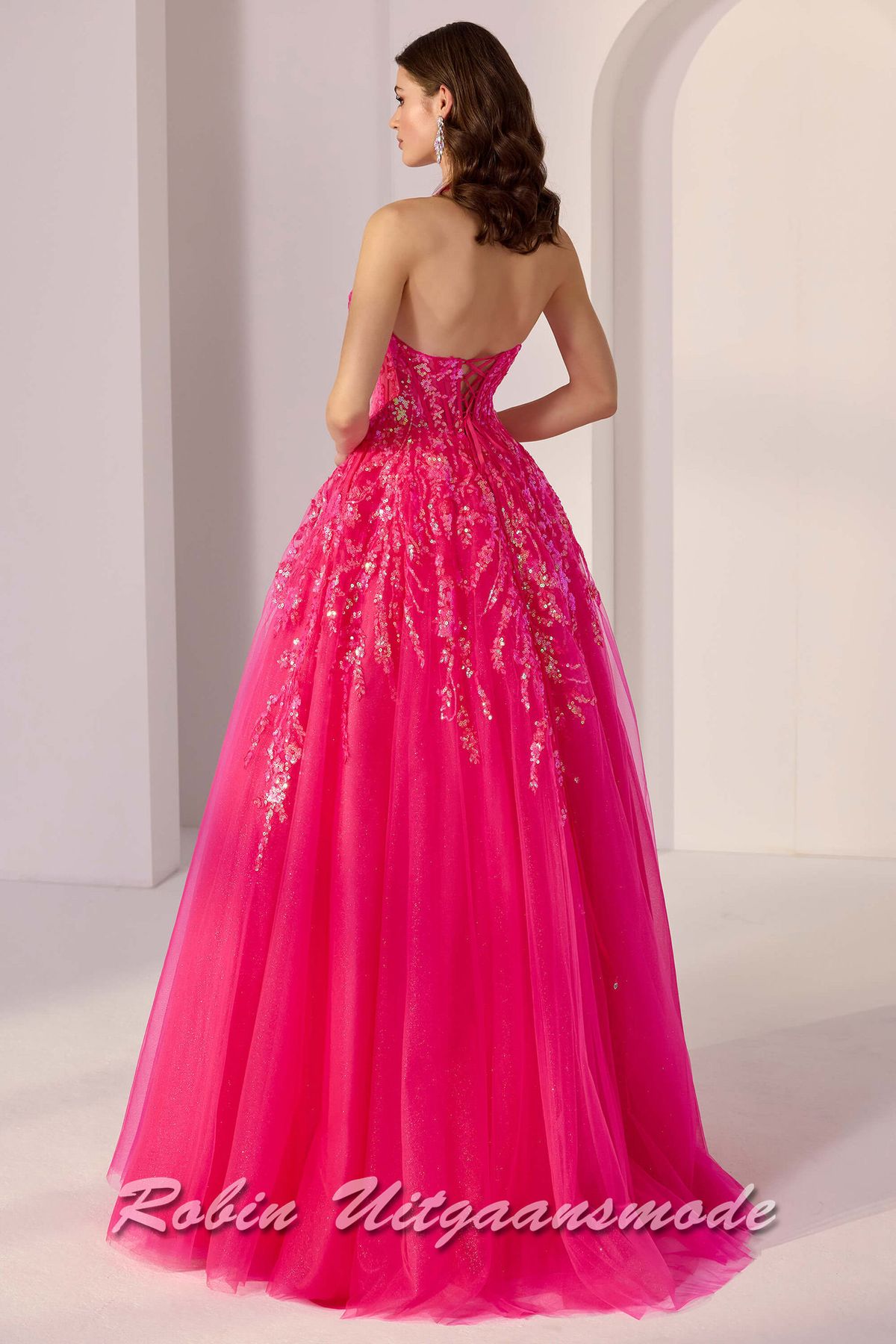 achterkant van de Roze Strapless baljurk met heartshape lijfje, een tule A-lijn rok, beide rijkelijk versierd met pailletten en steentjes