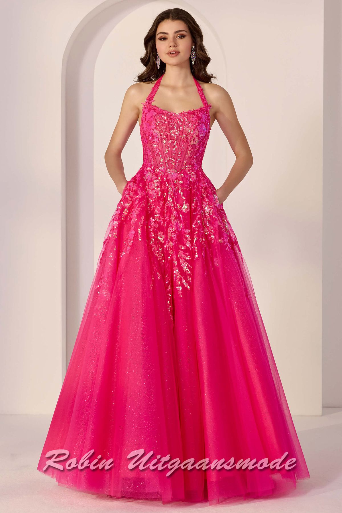 Roze Strapless baljurk met heartshape lijfje, een tule A-lijn rok, beide rijkelijk versierd met pailletten en steentjes