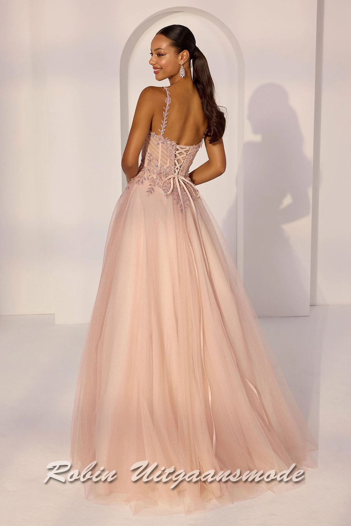 Achterkant van de blush roze Baljurk met bloemen versierd korset lijfje en glitter tule rok