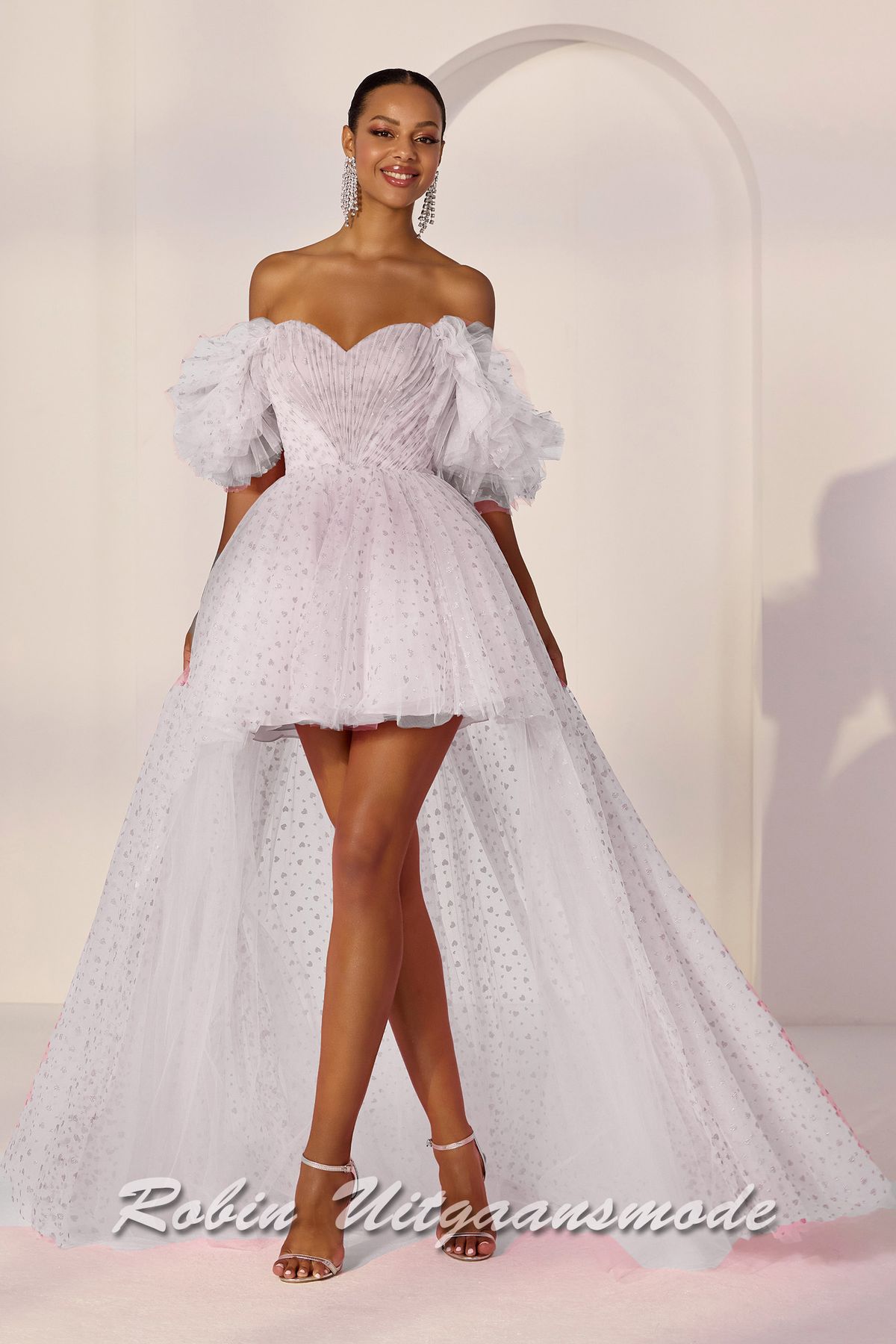 Kort-lange ivoorkleurige galajurk volledig bedekt met hartjes, heartshape strapless top met ruche off-shoulder banden