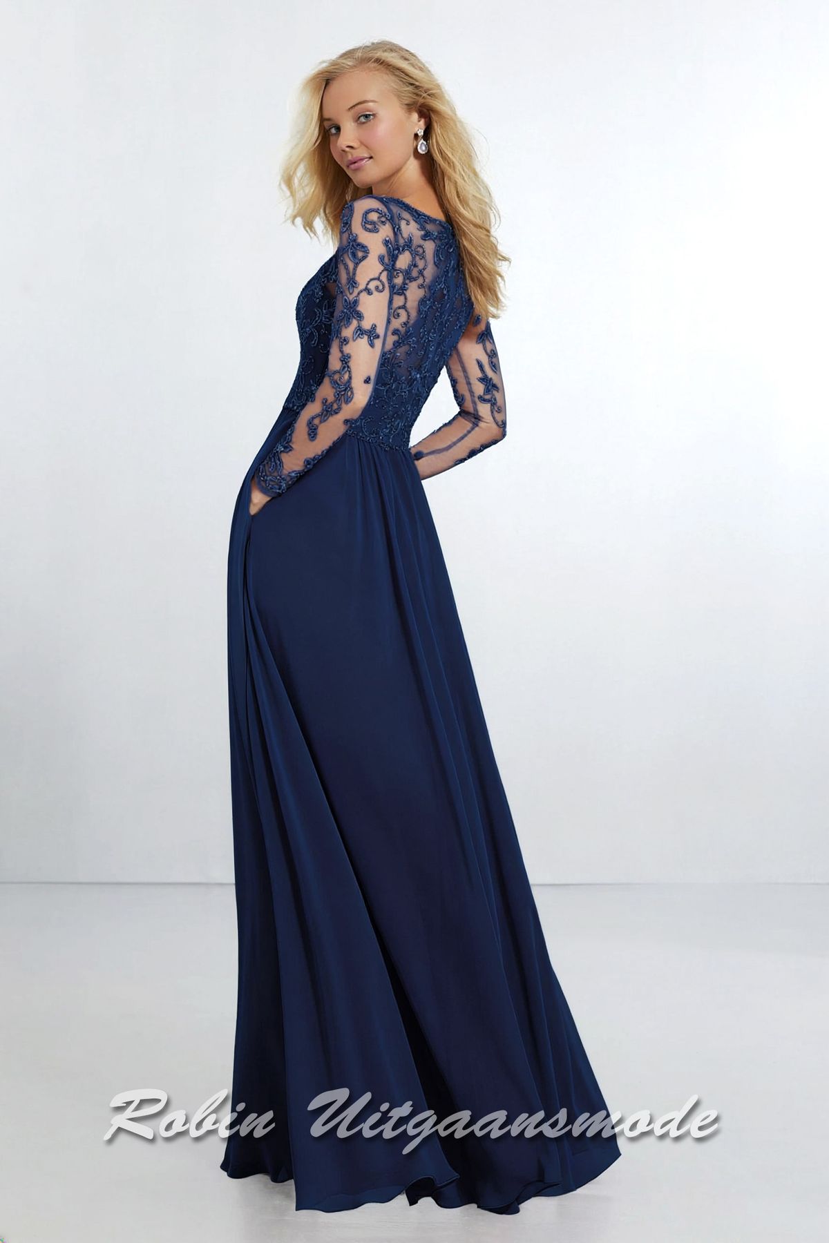 Achterkant van de Elegante navy blauwe avondjurk met lange mouwen van kant, een hartvormig lijfje en een geplooide chiffon rok.