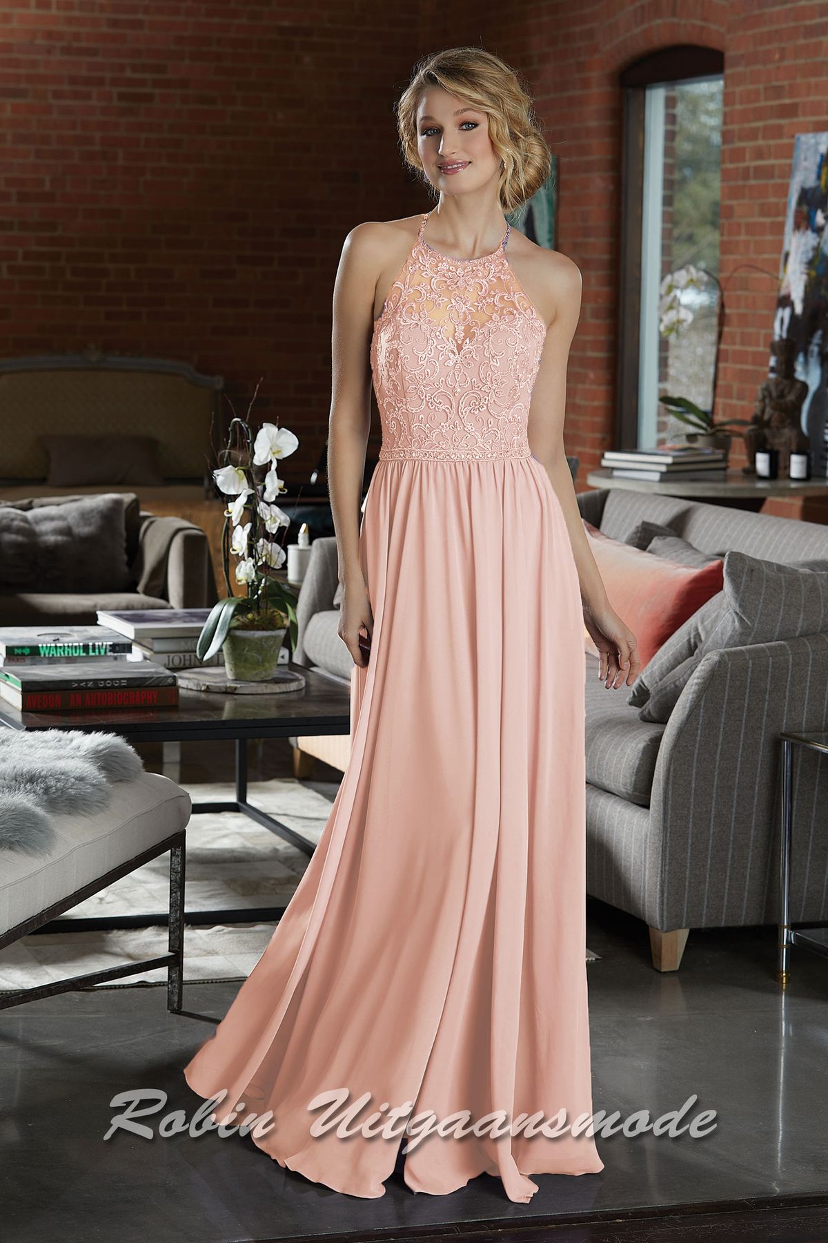 Roze Chiffon avondjurk met hart-shape lijfje en halter halslijn