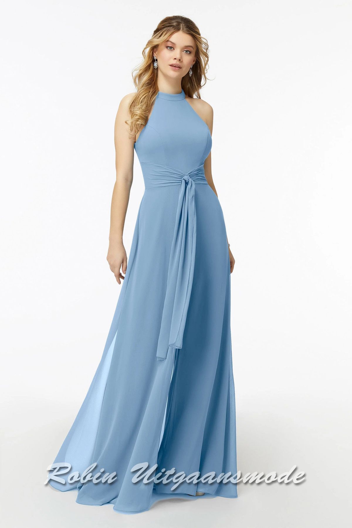 Lichtblauwe Gala broekpak van chiffon met een hoge haltersluiting, wijde pijpen en sjerp tailleband