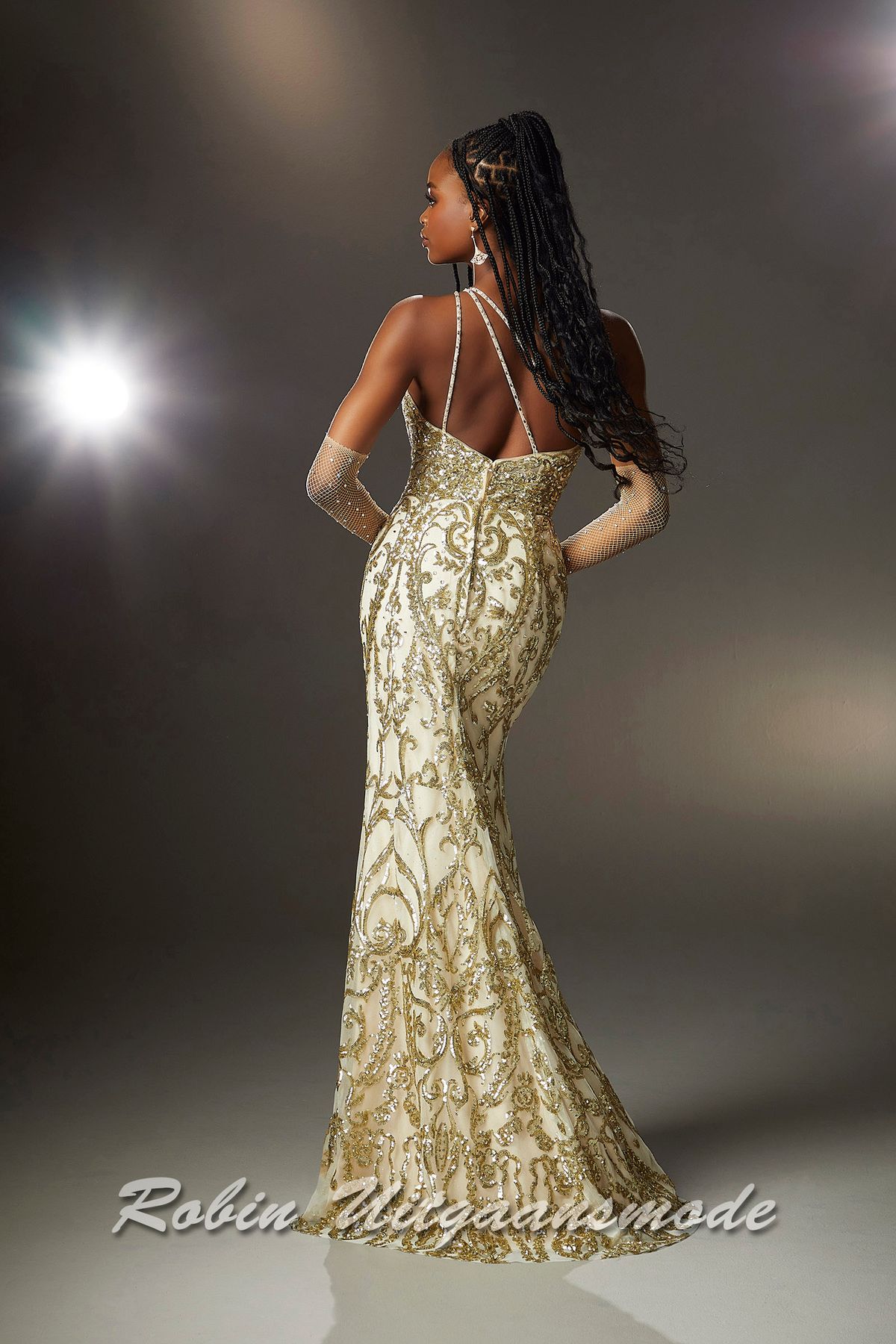 Achterkant van de glamour galajurk met one-shoulder halslijn en hoge split