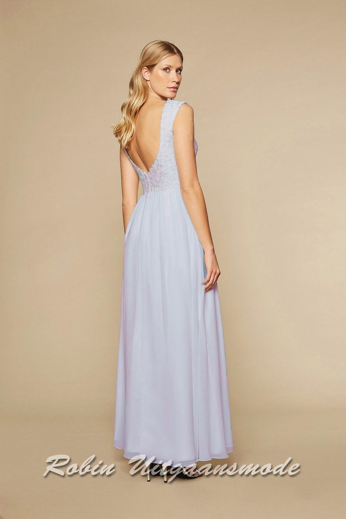 Achterkant van de lavendel avondjurk met kanten lijfje, een laag uitgesneden rug, brede schouderbanden en een chiffon rok sluikvallend langs het lichaam