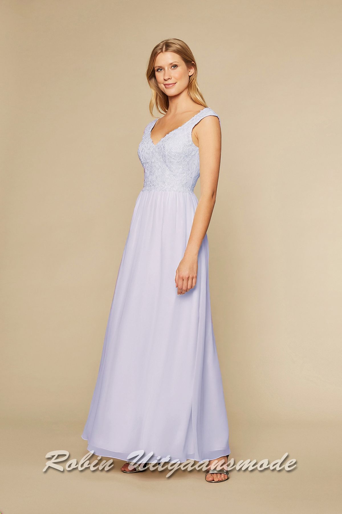 Lavendel avondjurk met kanten lijfje, een mooie V-halslijn, brede schouderbanden en een chiffon rok sluikvallend langs het lichaam.