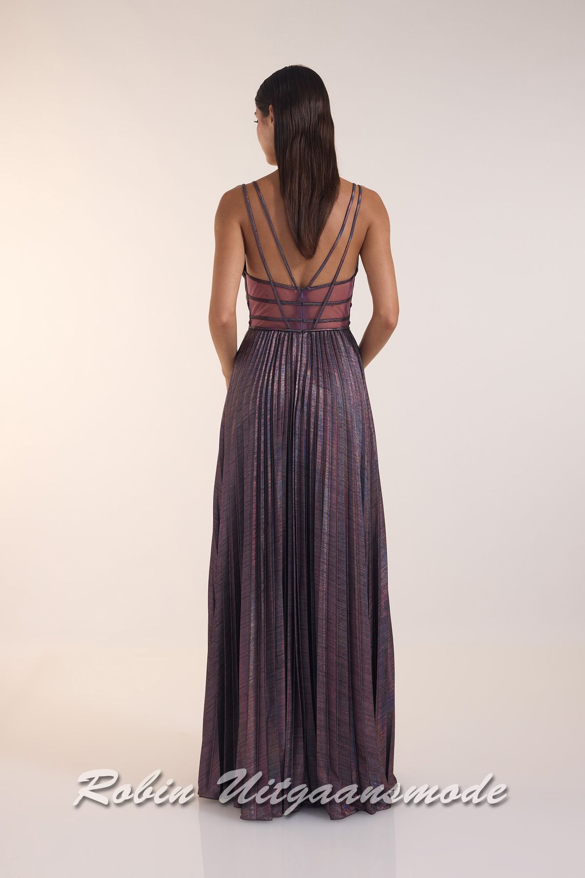 Achterkant van de Multi rose metallic plissé galajurk met V-hals, open rug met transparante taille en sluikvallende rok tot de grond