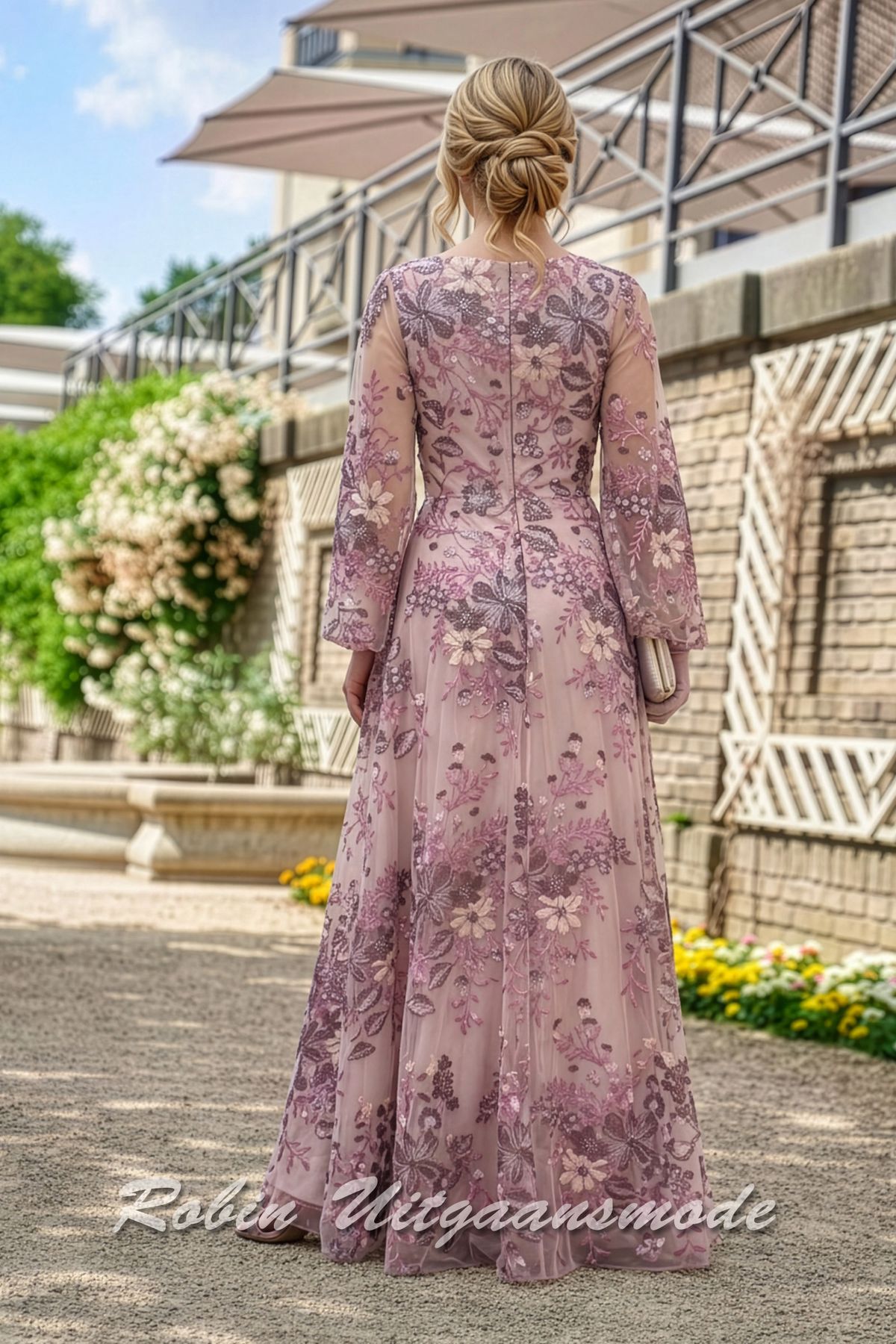 Acherkant van de Blush print bloemen avondjurk met A-lijn rok, een V-halslijn, bedekte schouders en semi transparante trompet mouwen