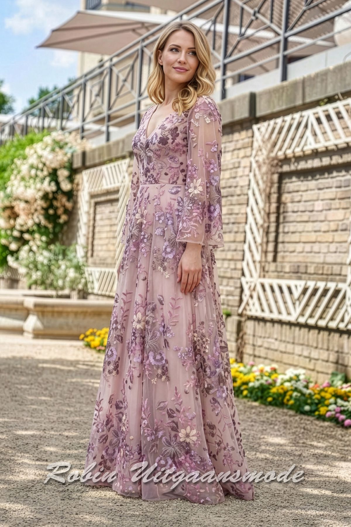 Zijaanzicht van de Blush print bloemen avondjurk met A-lijn rok, een V-halslijn, bedekte schouders en semi transparante trompet mouwen