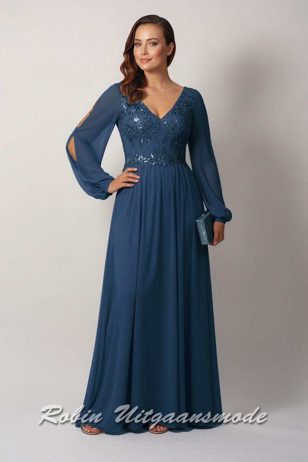 Oceaanblauwe avondjurk met open lange mouwen, een kanten lijfje met pailletten, V-hals, bedekte schouders en lange chiffon rok, in een plus maat