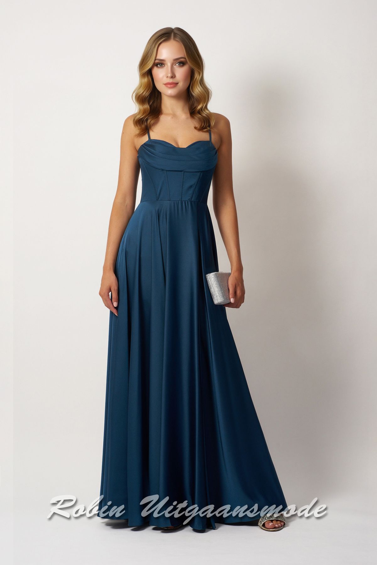 Airforce blauwe avondjurk met korset lijfje, een waterval halslijn en recht vallende satijnen rok met split