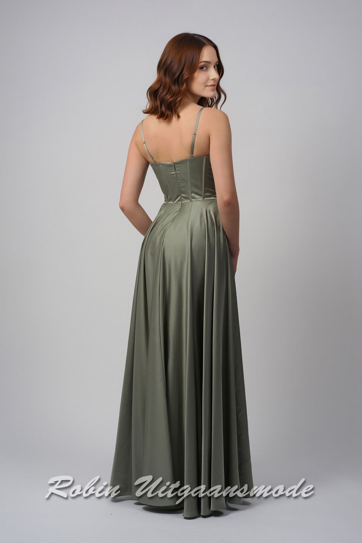 Achterkant van de Mos groene avondjurk met korset lijfje, een waterval halslijn en recht vallende satijnen rok met split