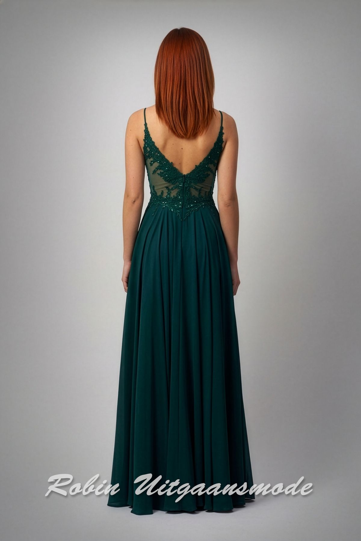 Achterkant van de Bosgroene avondjurk met heartshape kanten lijfje, smalle bandjes, semi transparante taille en een chiffon rok met plooien en verborgen split