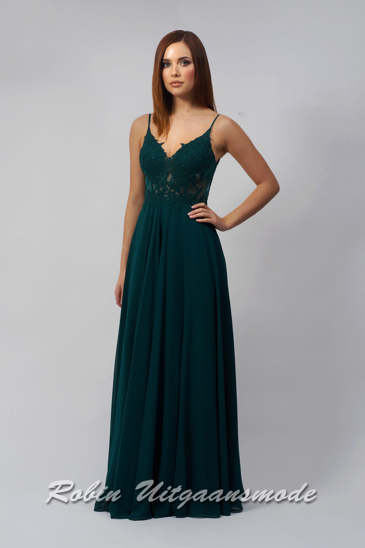 Bosgroene avondjurk met heartshape kanten lijfje, smalle bandjes, semi transparante taille en een chiffon rok met plooien en verborgen split