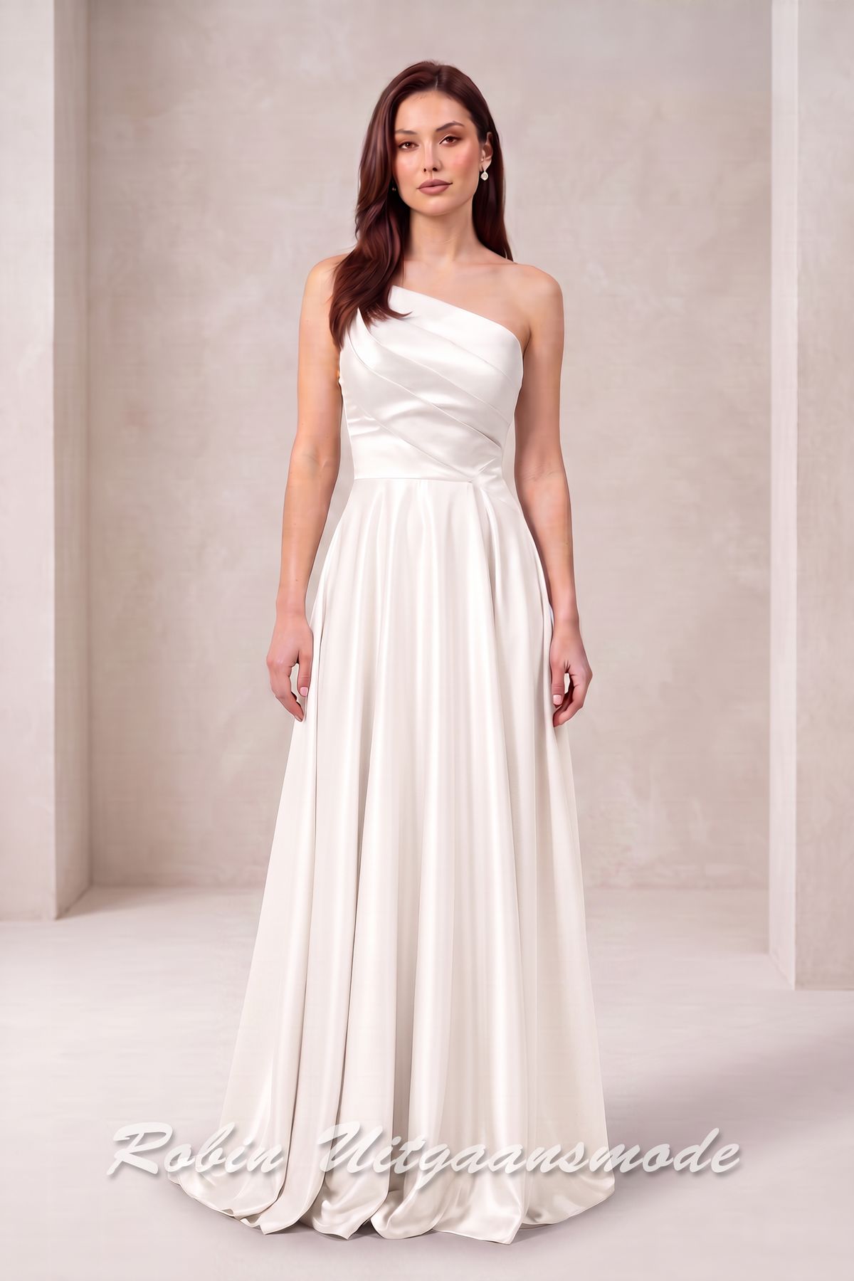 Trouwjurk met strapless asymmetrische halslijn, brede banden schuin over de buste lopend naar de linkertaille en licht geplooide rok tot op de grond