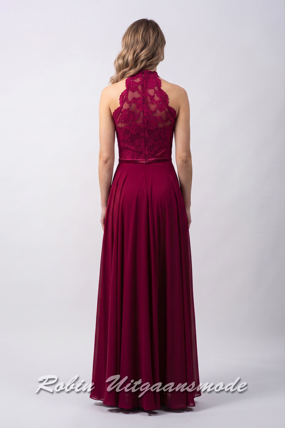 Achterkant van de Berry rode halter avondjurk met hoog gesloten kanten top, blote schouders en een lange chiffon rok