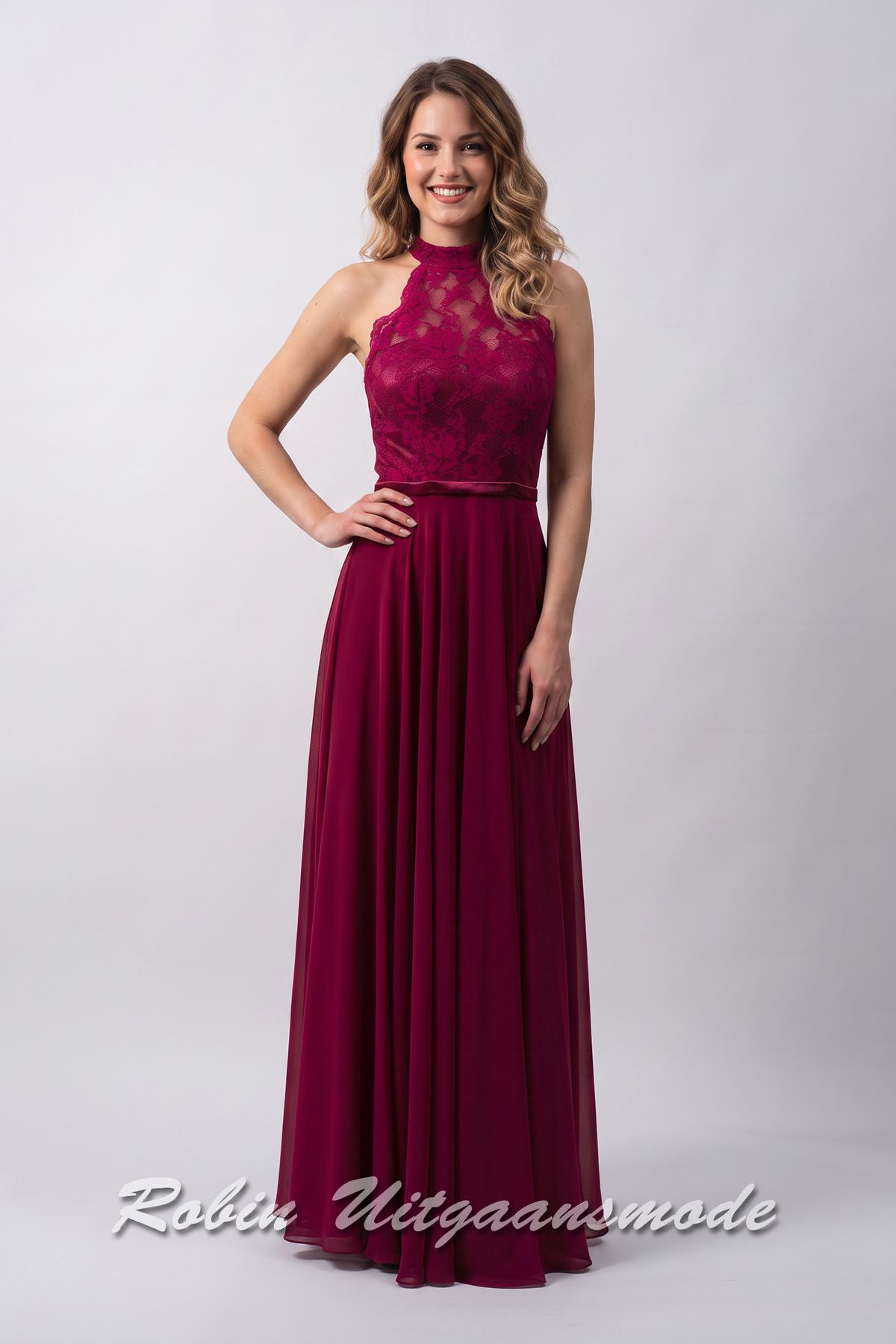 Berry rode halter avondjurk met hoog gesloten kanten top, blote schouders en een lange chiffon rok