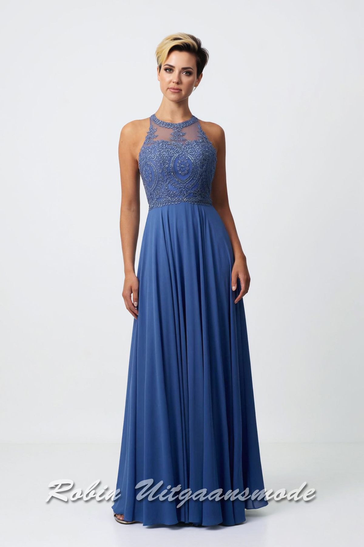 Chambray blauwe avondjurk met kanten halter top royaal is versierd met prachtige kralen, blote schouders en sluikvallende chiffon rok tot op de grond