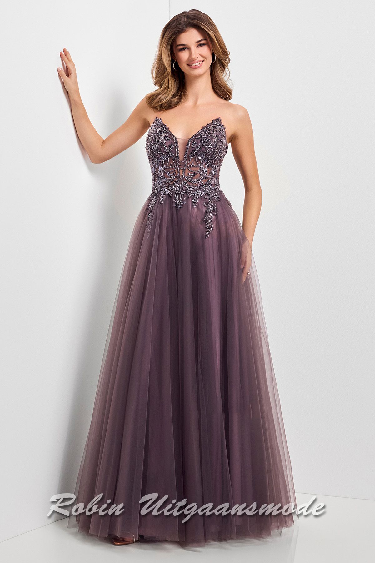 Strapless galajurk met semi transparant lijfje rijkelijk versierd met sprankelende steentjes en een A-lijn soft tule rok