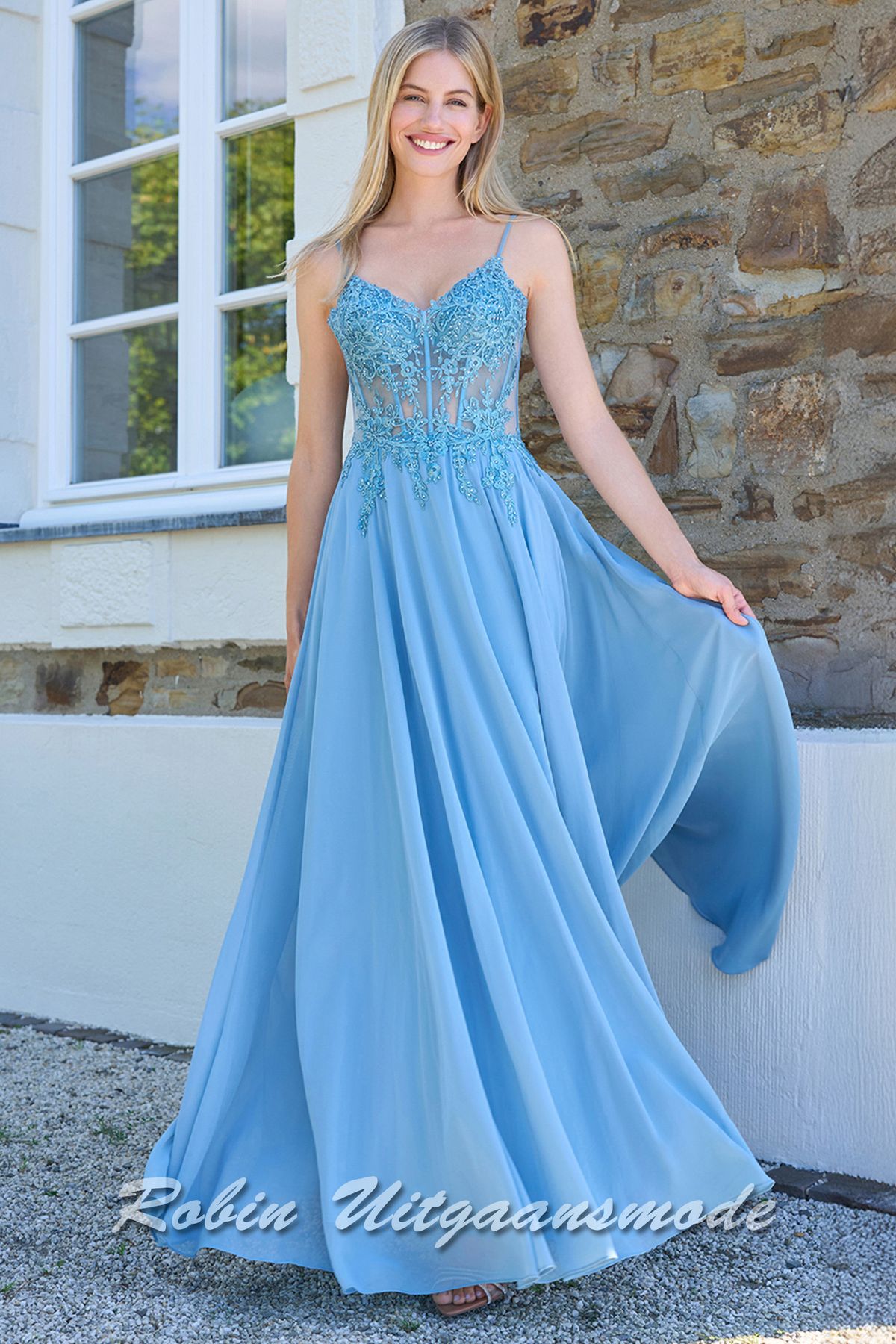 Galajurk met kanten top versierd met kralen, een semi transparante taille met korset baleinen en een chiffon rok met split, in het blauw en zwart gedragen door modellen