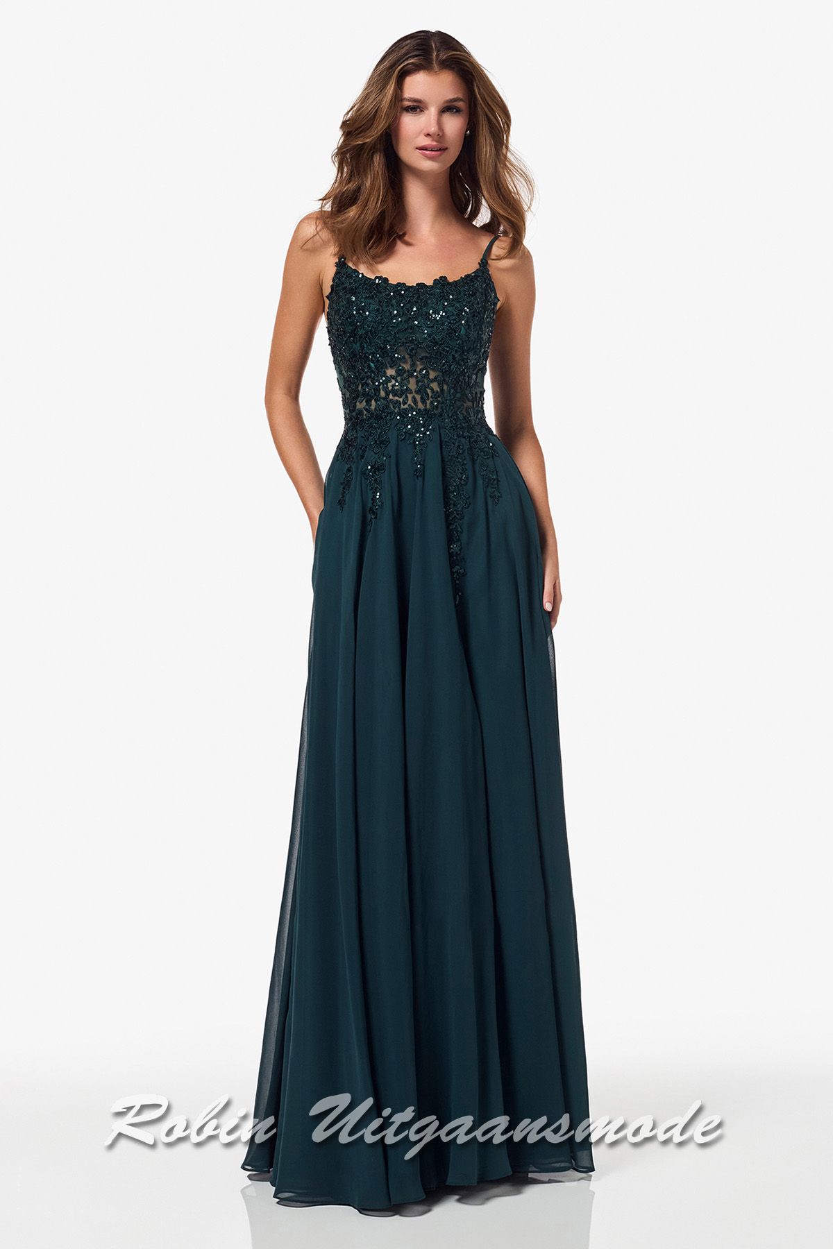 Donkergroene avondjurk met boothalslijn, een kanten lijfje rijkelijk versierd met schitterende kralen, een transparante taille en licht geplooide chiffon rok tot op de grond