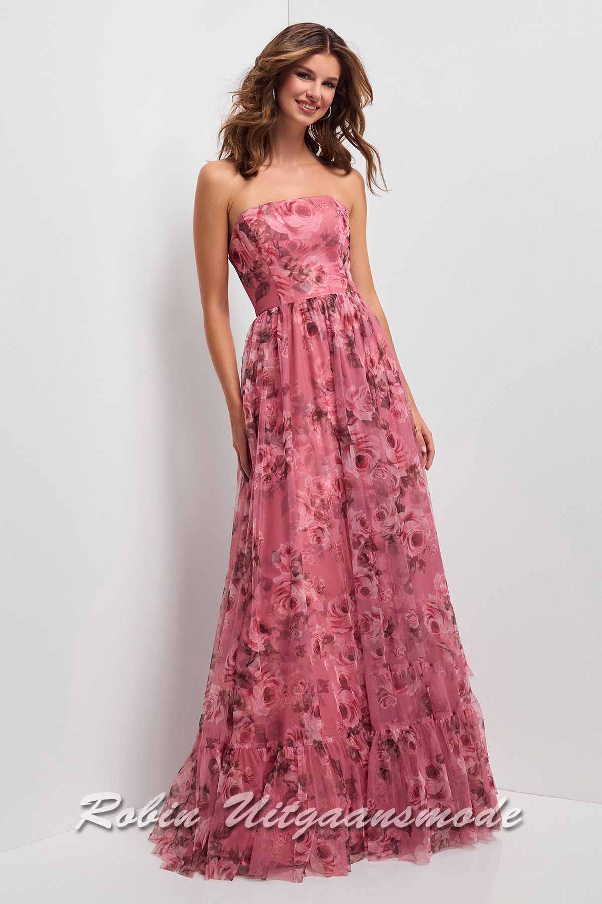 Strapless galajurk met roze bloemenprint, een rechte bustelijn en lange chiffon rok met brede ruches band
