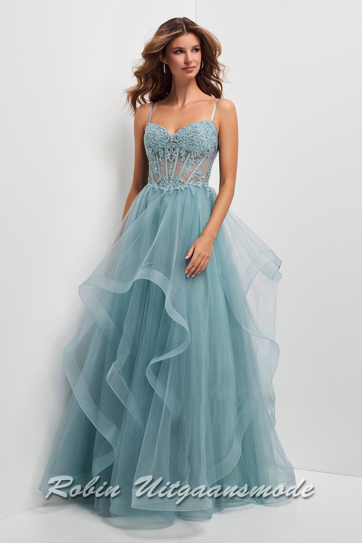 Sagegroene galajurk met semi transparant taille, heartshape halslijn, spaghettibandjes en dubbele tule rok met asymmetrische lagen