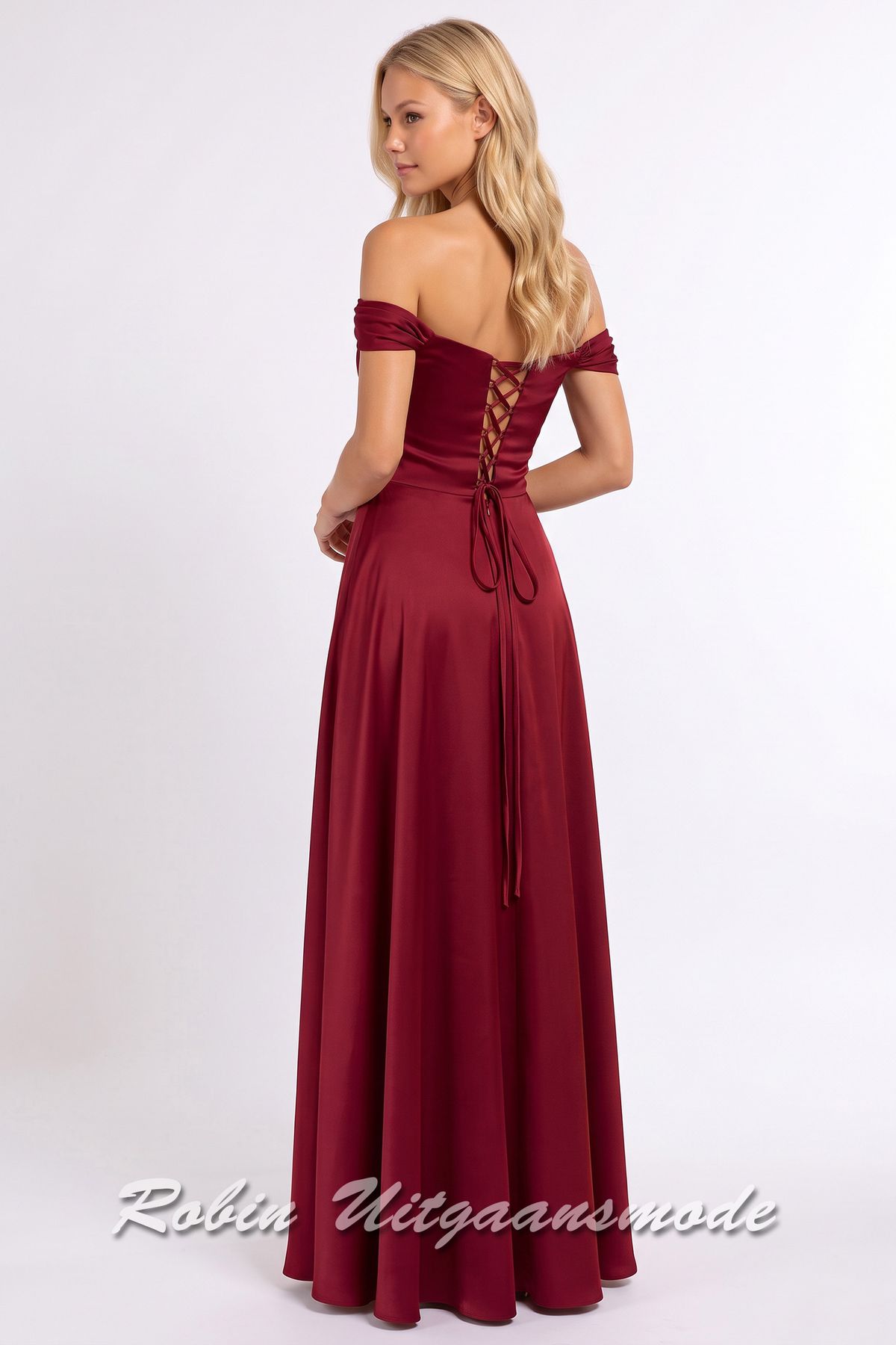 Achterkant van de Bordeauxrode off-shoulder avondjurk met heartshape bustelijn en een zwierige cirkel rok tot op de grond