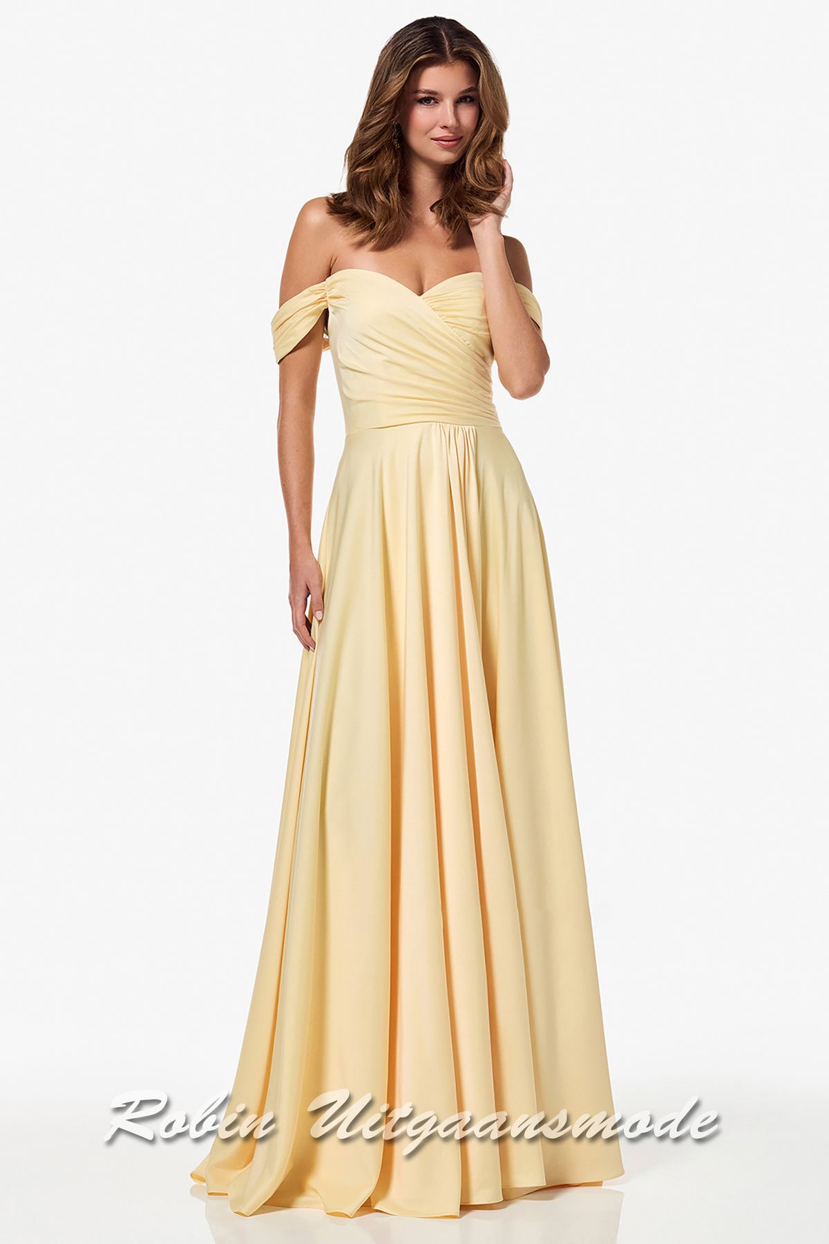 Gele off-shoulder avondjurk met heartshape bustelijn en een zwierige cirkel rok tot op de grond
