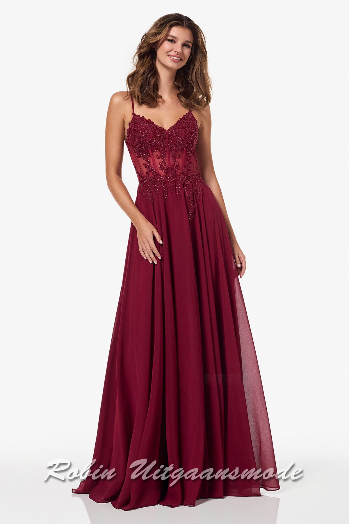 Bordeauxrode avondjurk met kanten korset top, heartshape halslijn, spaghettibandjes en een geplooide chiffon rok tot de grond