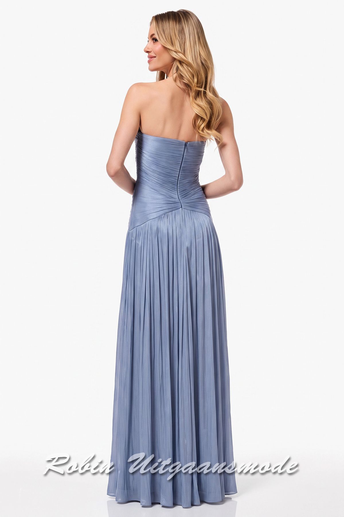 Achterkant van de Rookblauwe avondjurk met uniek lijnenspel van smalle plooitjes, een rechte strapless top, taps toe lopende stof in de taille en lange rok tot de grond