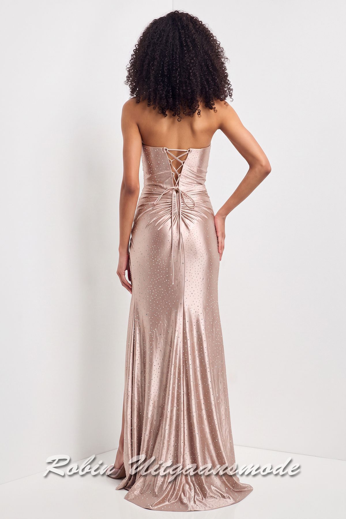 Achterkant van de Goudkleurige heartshape strapless avondjurk versierd met schitterende steentjes en een rechte rok met hoge split