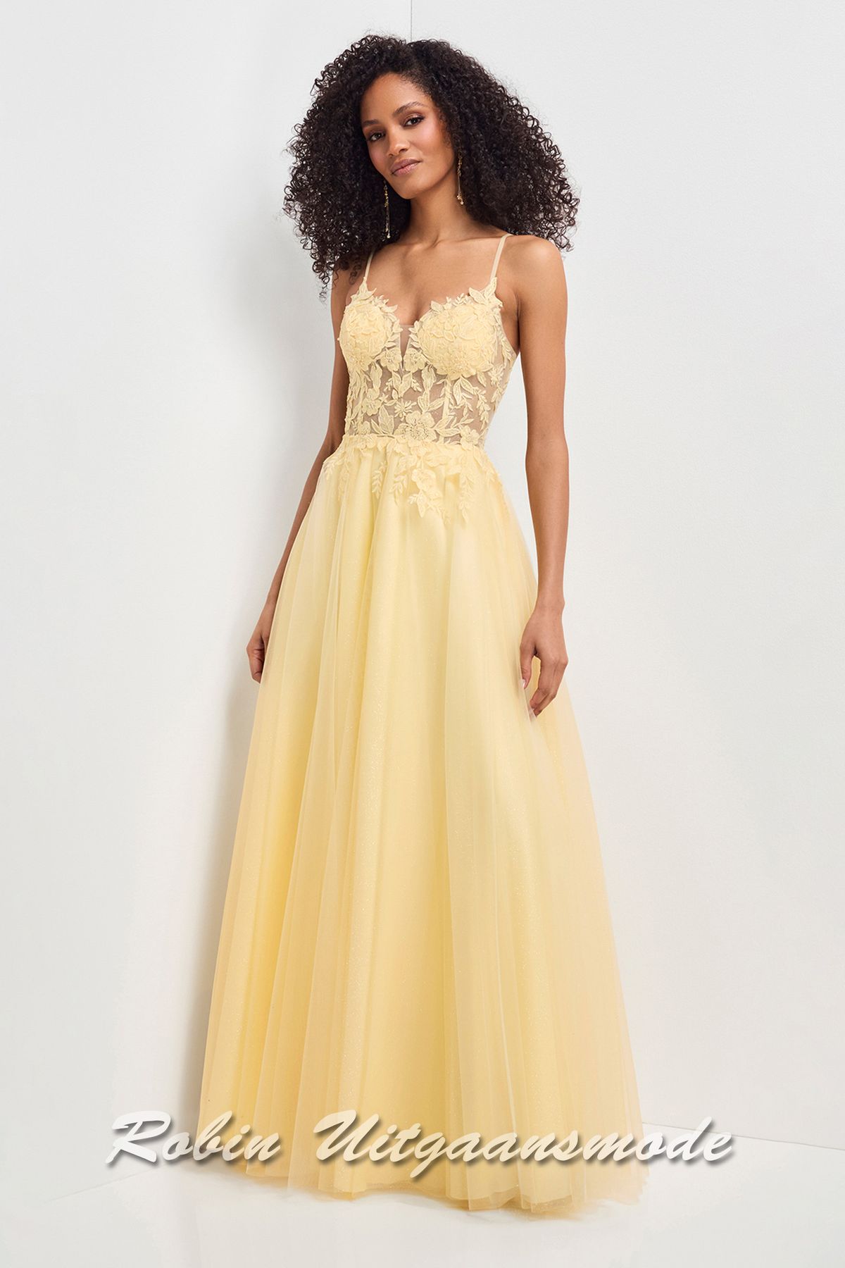 Gele luchtige korset style galajurk met fleurige applicaties op de top, een heartshape top, smalle bandjes en A-lijn rok met soft tule toplaag