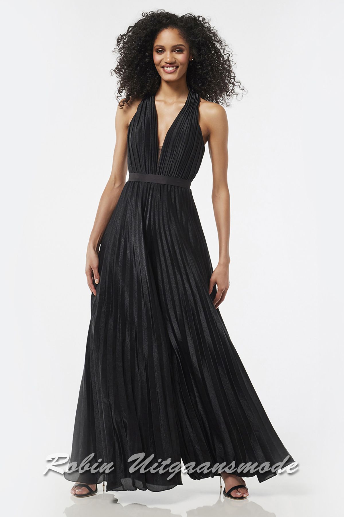Zwarte plissé jumpsuit met halter halslijn, een diepe V-hals en wijde pijpen tot op enkelhoogte