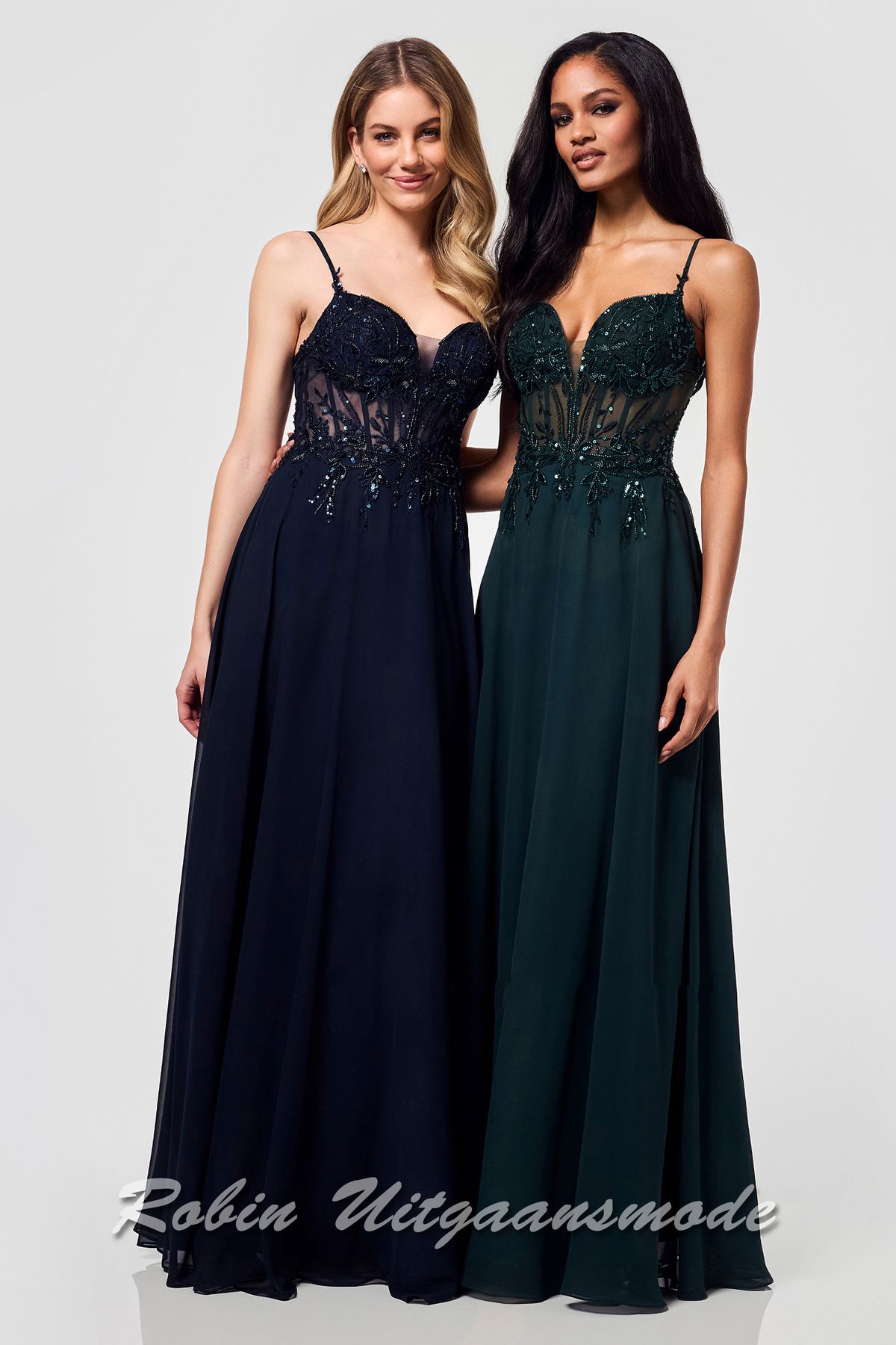 Donkerblauwe en groene galajurk met kant bedekt korsetlijfje, een heartshape halslijn met illusie diepe uitsnede en lange chiffon rok met plooien.