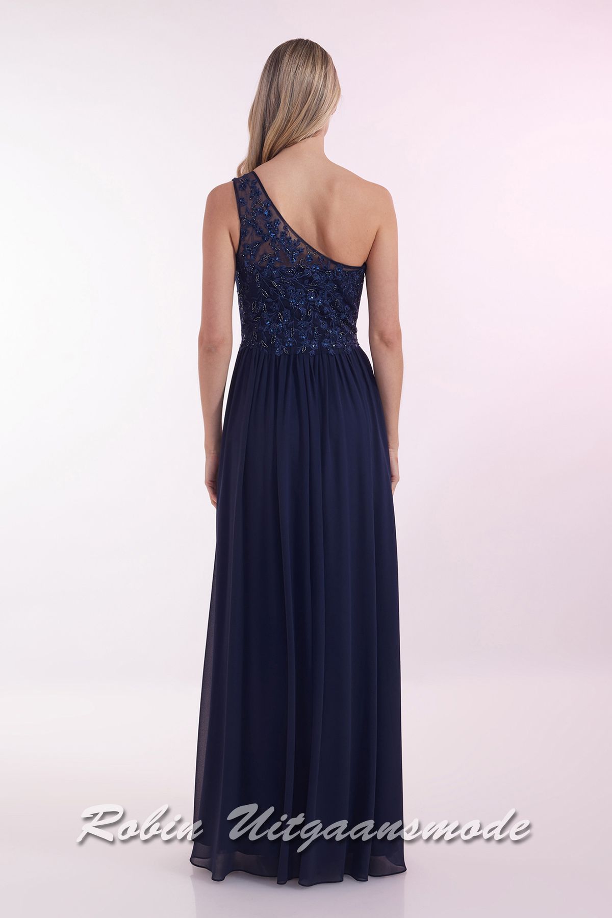 Achterkant van de navyblauwe One-shoulder avondjurk met kralen versierd kanten lijfje