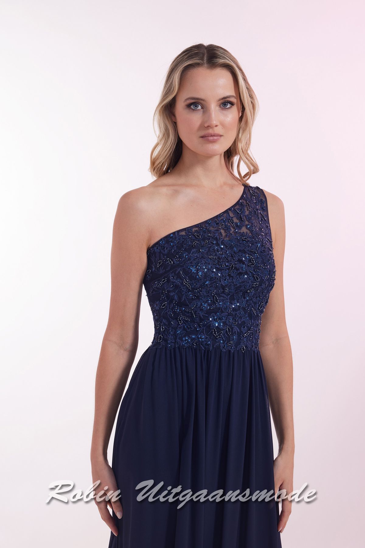 Close-up van de navyblauwe One-shoulder avondjurk met kralen versierd kanten lijfje