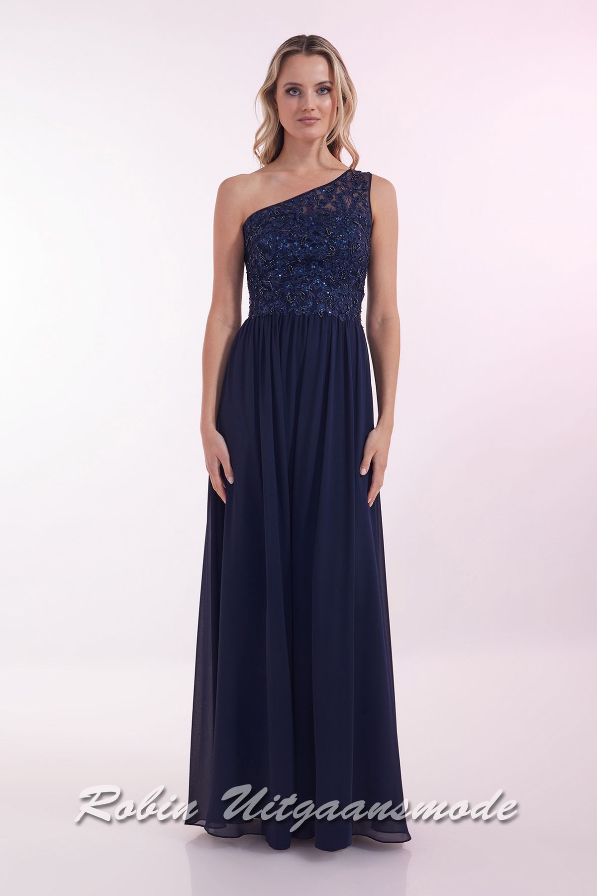 Navyblauwe One-shoulder avondjurk met kralen versierd kanten lijfje en lange chiffon rok